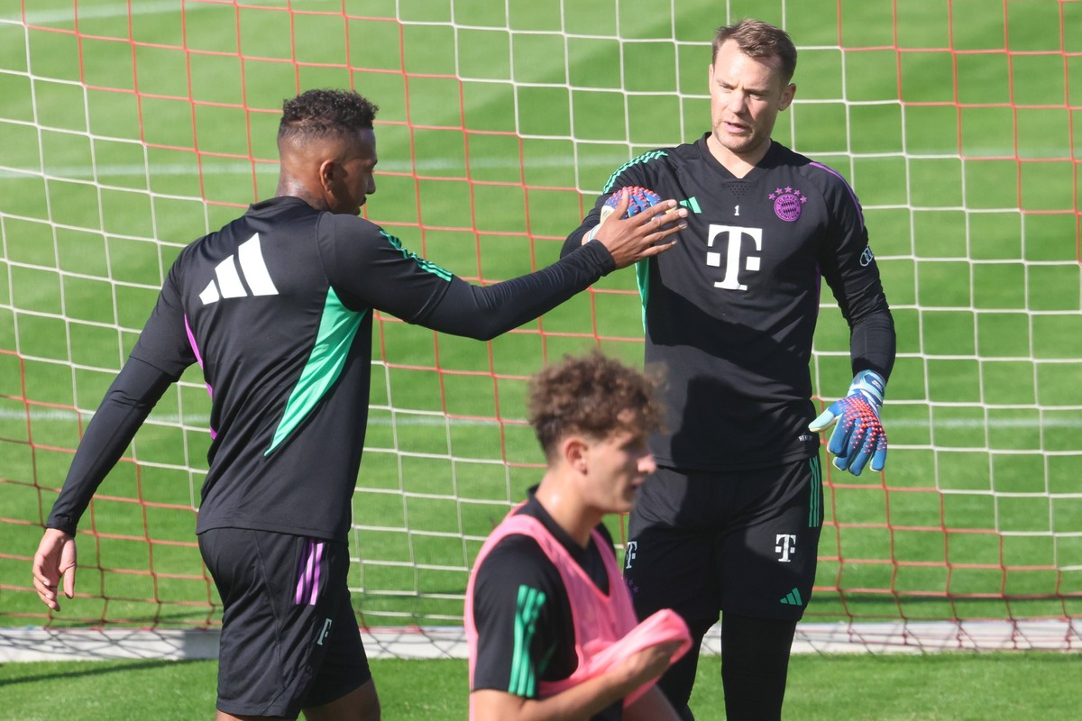 1 Manuel Neuer, und Jerome Boateng, klatschen sich ab Fussball / FC Bayern Muenchen / Training an der Saebenerstrasse / 10.10.2023 / FOTO: Mladen Lackovic / LakoPress *** 1 Manuel Neuer, and Jerome Bo ...