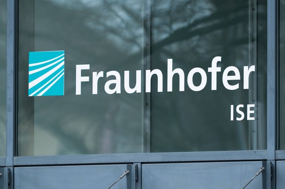 Der Schriftzug Fraunhofer ISE ist über einem Eingangsbereich des Fraunhofer-Institut für Solare Energiesysteme zu sehen. Freiburg im Breisgau Baden-Württemberg Deutschland *** The lettering Fraunhofer ...