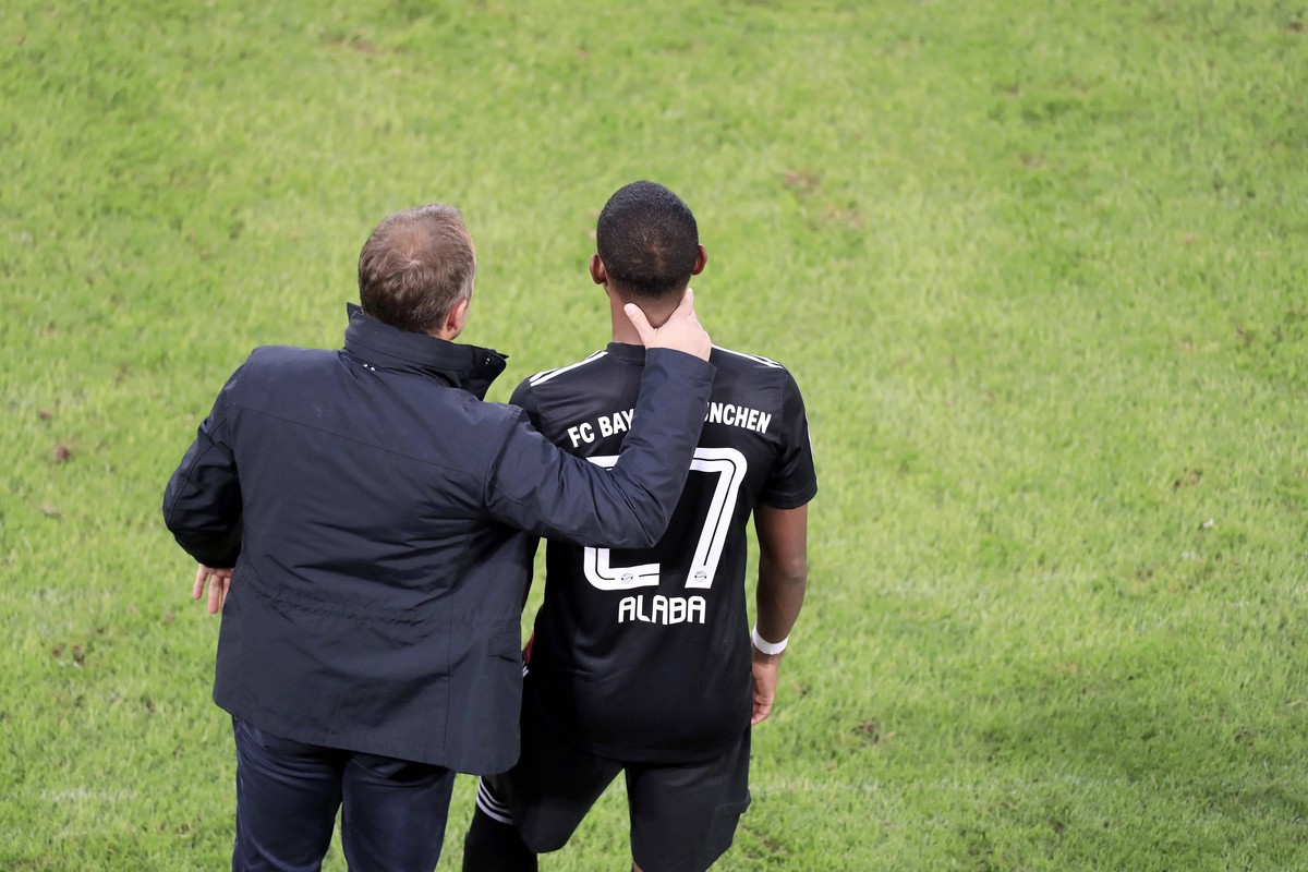 ALABA David Team FC Bayern Muenchen bei der Einwechslung mit Trainer Hansi FLICK Fussball Bundesliga Saison 2020-2021 Spiel 1.FC Koeln - FC Bayern Muenchen 1 : 2 am 31. Oktober in K�ln DFL REGULATIONS ...