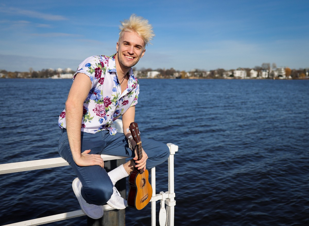 24.02.2021, Hamburg: Jendrik Sigwart, S�nger und Musical-Darsteller, l�chelt bei einem Fototermin an der Alster. Sigwart pr�sentiert am 25.02.2021 erstmals den offiziellen deutschen Beitrag f�r den Eu ...
