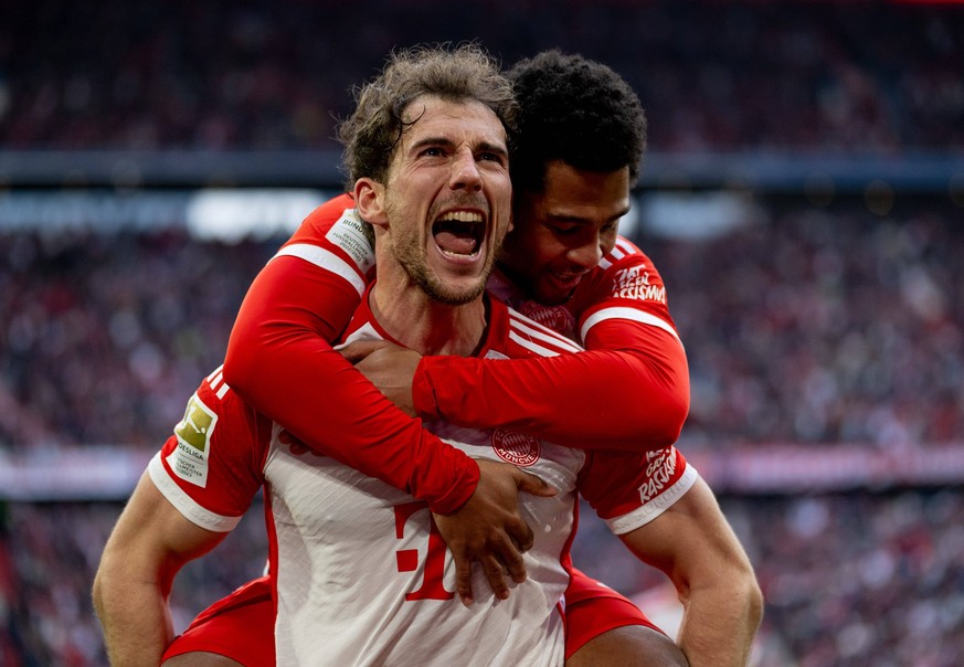 Huckepack: Leon Goretzka FC Bayern Muenchen, 8 bejubelt mit Serge Gnabry FC Bayern Muenchen, 7 dessen Tor zum 6:1. Es war sein erster Saisontreffer. GER, FC Bayern Muenchen gegen 1. FSV Mainz 05, Fuss ...