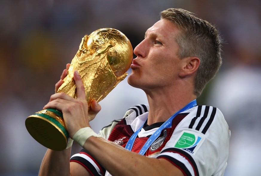 Bastian Schweinsteiger 2014 mit dem WM-Pokal in der Hand.