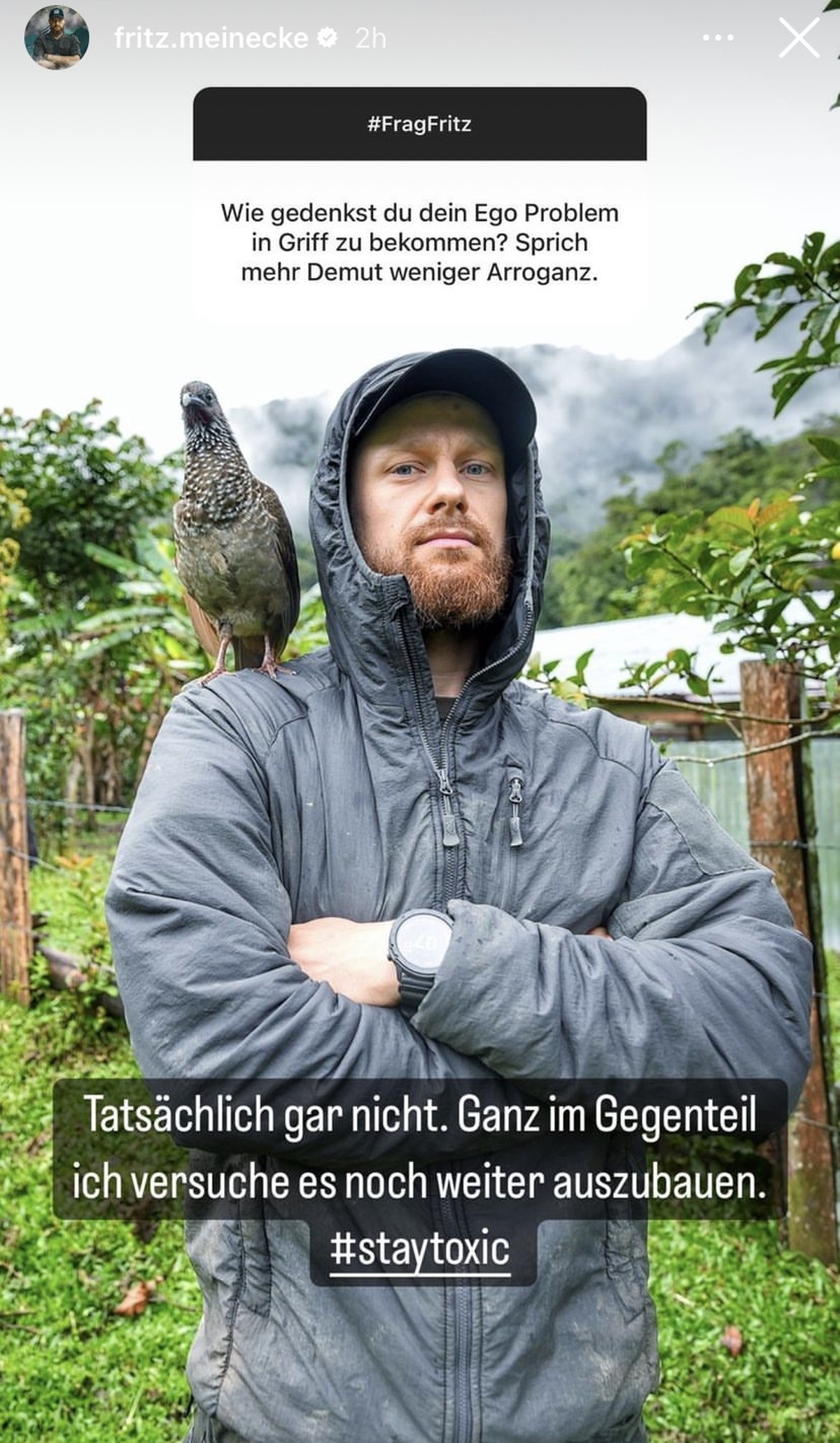 Auch auf kritische Fragen geht der Influencer ein.