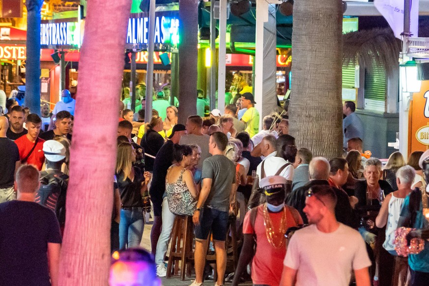 Während der Corona-Pandemie und nach dem Lockdown konzentriert sich das Nachtleben an der Playa de Palma auf der Insel Mallorca auf die so genannte Bierstraße -Sicherheitsabstände werden offenkundig n ...