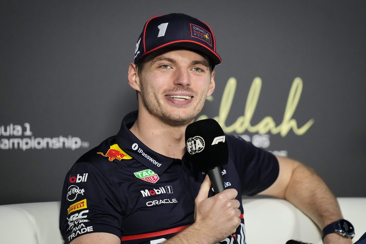 17.04.2025, Saudi-Arabien, Dschidda: Formel 1: Pk des Weltverbands vor dem Großen Preis von Saudi-Arabien. Red Bull-Pilot Max Verstappen aus den Niederlanden spricht während einer Pressekonferenz vor ...