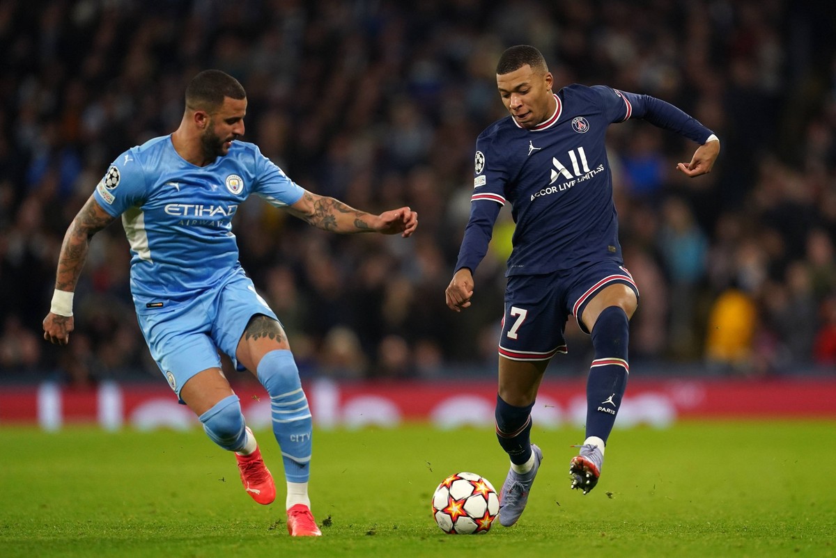 Manchester City v Paris Saint Germain - UEFA Champions League - Group A - Etihad Stadium Manchester City s Kyle Walker left and Paris Saint-Germain s Kylian Mbappe battle for the ball during the UEFA  ...