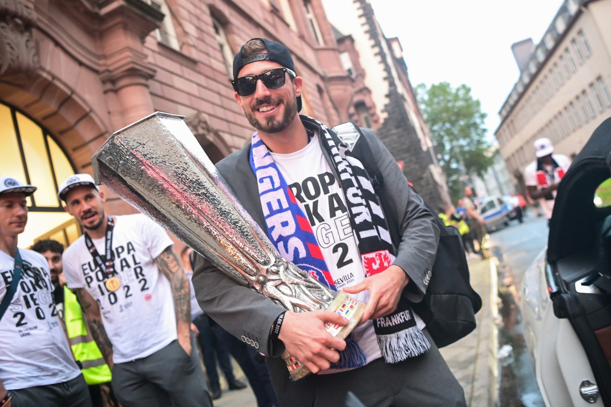 dpatopbilder - 19.05.2022, Hessen, Frankfurt/Main: Europa League, nach dem Finalsieg von Eintracht Frankfurt gegen die Glasgow Rangers in Sevilla. Frankfurts Torwart Kevin Trapp kommt mit dem Pokal zu ...