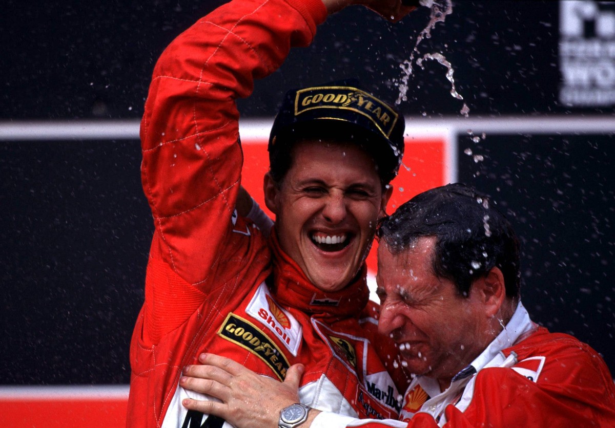 Ein gewohntes Bild: Michael Schumacher, Teamchef Jean Todt (r.) und jede Menge Sekt.
