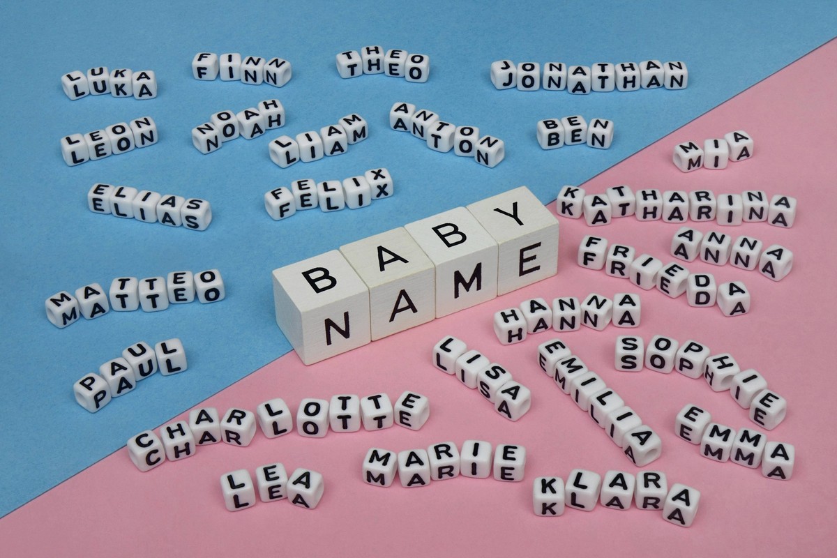 beliebte Babynamen beliebte Babynamen, 01.01.2022, Borkwalde, Brandenburg, Beliebte Babynamen liegen auf blauen und rosanen Untergrund. *** popular baby names popular baby names, 01 01 2022, Borkwalde ...