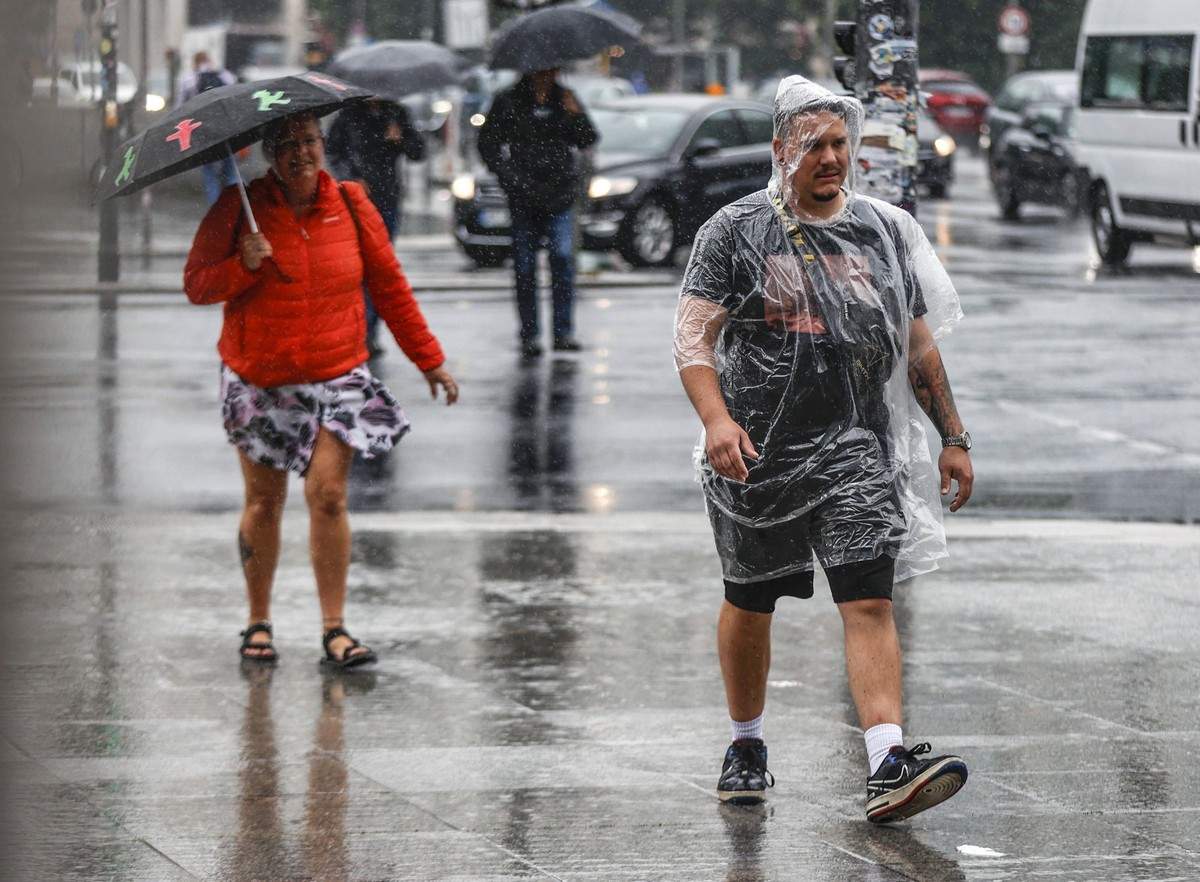 Regenwetter Berlin, 23.06.2023 -Touristen schuetzen sich mit Regencapes und Regenschirmen vor starkem Regenfall. Starke Unwetter sind ueber Teile Deutschlands gezogen. Berlin Berlin Deutschland *** Ra ...