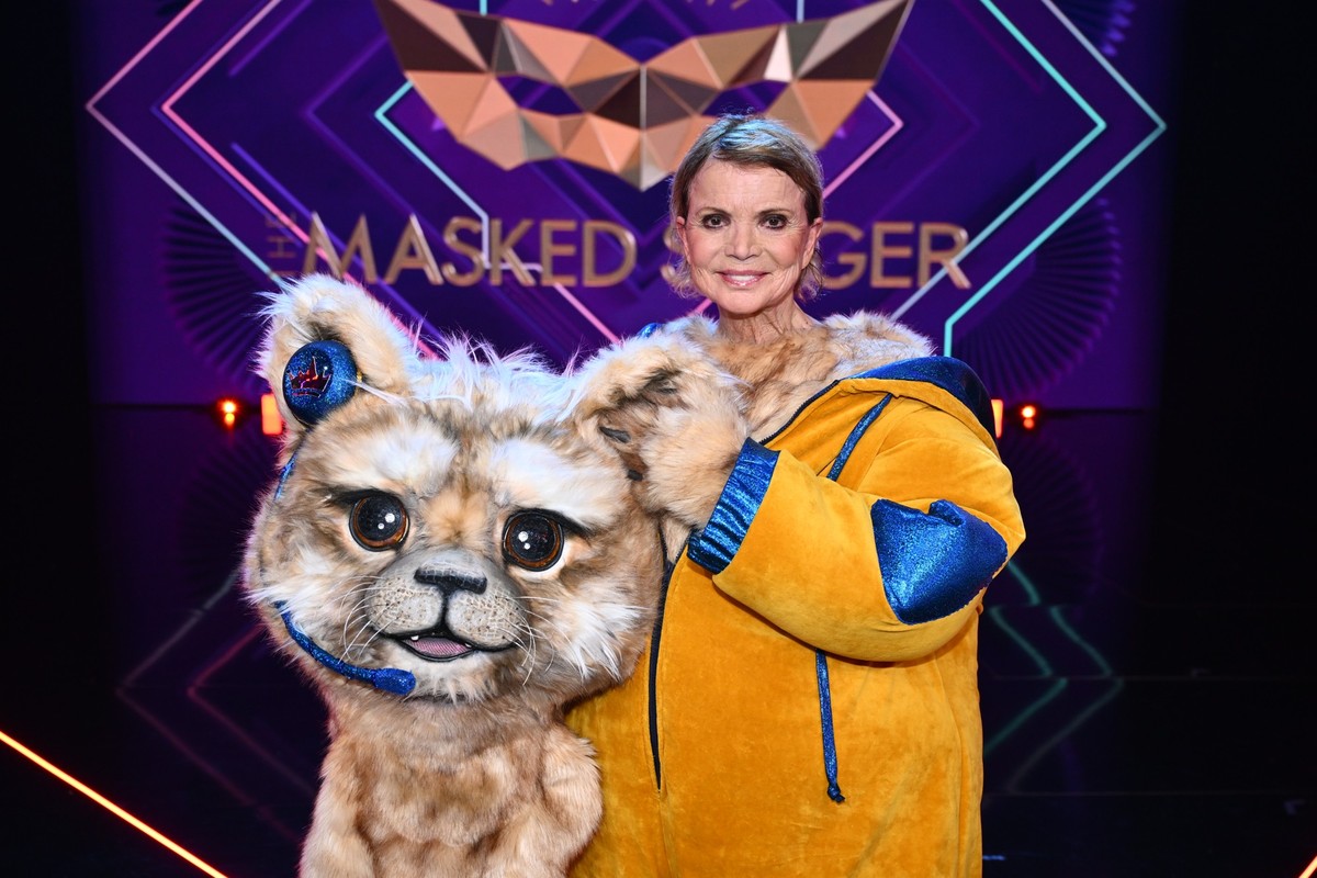 HANDOUT - 13.04.2024, Nordrhein-Westfalen, K�ln: Uschi Glas steht in ihrem Kost�m als Tapsi, der Babyl�we, auf der B�hne bei der ProSieben-Musikshow �The Masked Singer�. Schauspielerin Uschi Glas (�Wi ...