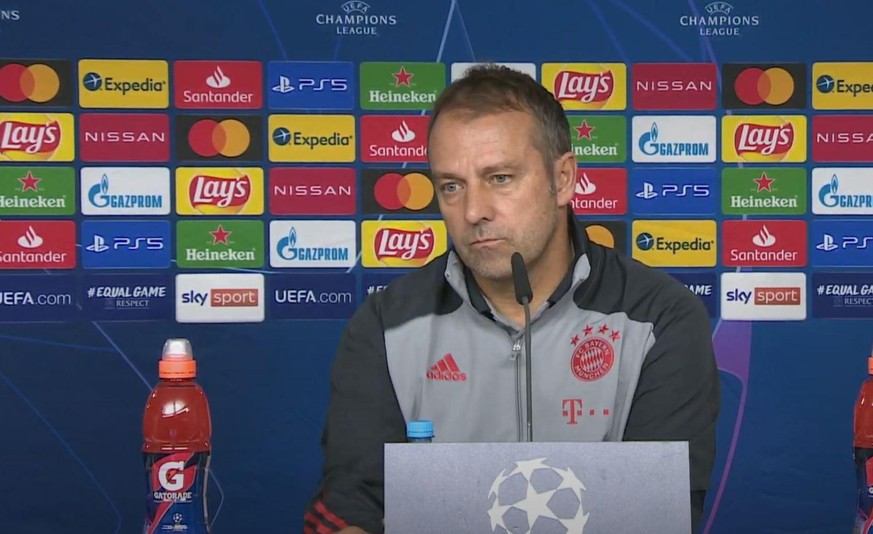 Hansi Flick auf der Pressekonferenz vor dem CL-Spiel gegen Red Bull Salzburg, das im Europapokal als FC Salzburg firmiert.