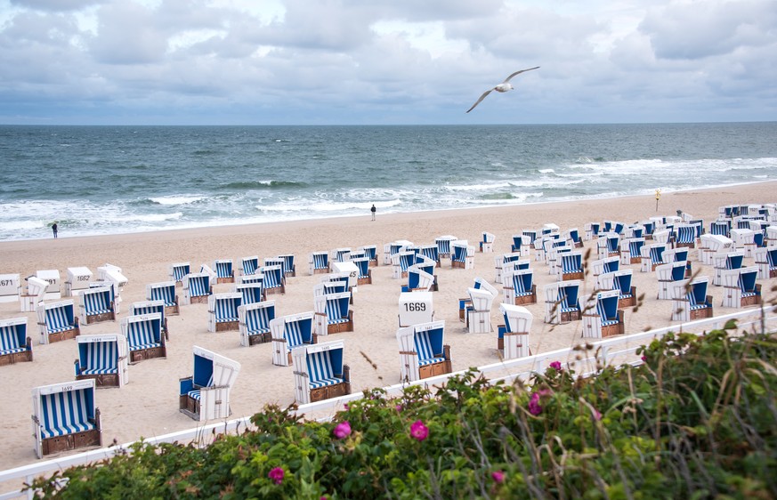 17.07.2022, Schleswig-Holstein, Westerland / Sylt: Zwei Spazierg