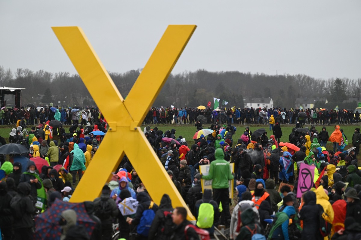 14.01.2023, Nordrhein-Westfalen, Erkelenz: Zahlreiche Menschen nehmen an der Demonstration von Klimaaktivisten am Rande des Braunkohletagebaus bei Lützerath unter dem Motto "Räumung verhindern! F ...