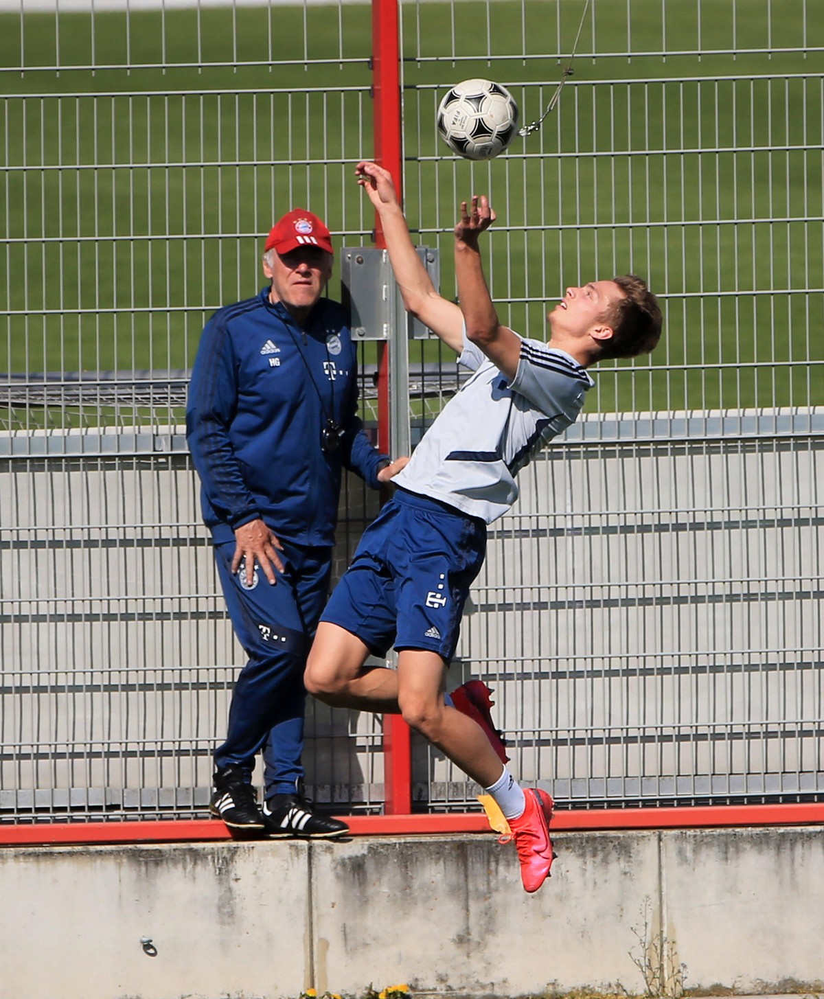 07.04.2020, FC Bayern Training , Saebenerstrasse Muenchen, Fussball , im Bild: Hermann Gerland FCB und Jann-Fiete Arp FCB *** 07 04 2020, FC Bayern Training , Saebenerstrasse Munich, Soccer , in the p ...