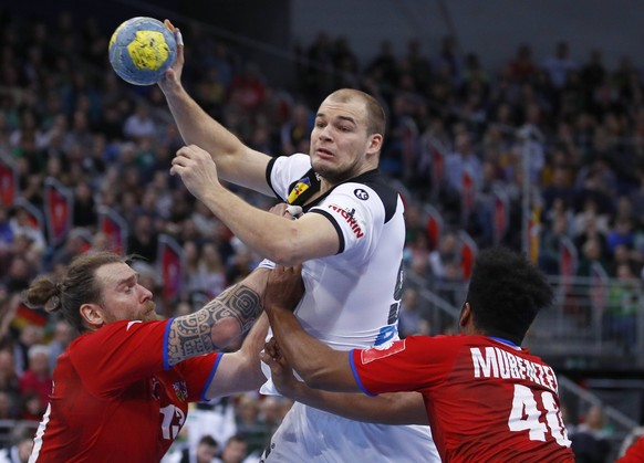 04.01.2019, TUI Arena, Hannover, Laenderspiel, Deutschland (GER) vs Tschechien (CZE), im Bild Pavel Horak (13, CZE) und Dieudonne Mubenzem (40, CZE) im Zweikampf mit Paul Drux (95, GER) Deutschland (G ...