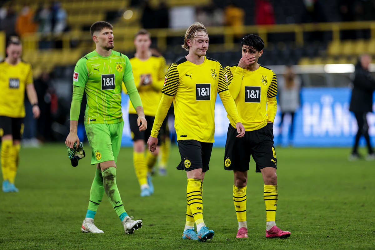 06.02.2022, Fussball, Saison 2021/2022, 1. Bundesliga, 21. Spieltag, Borussia Dortmund - Bayer 04 Leverkusen, v. l. Gregor Kobel (Borussia Dortmund), Julian Brandt (Borussia Dortmund), Mahmoud Dahoud  ...
