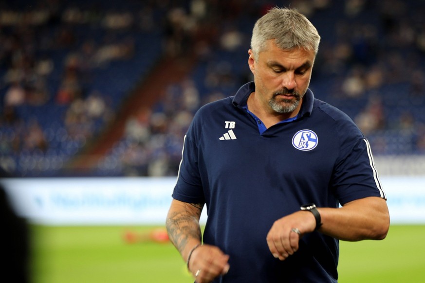 Cheftrainer Thomas Reis FC Schalke 04 schaut auf seine Uhr beim Spiel der 2. BL Saison 2023/24 FC Schalke 04 - Holstein Kiel. Copyright: Thomas Pakusch *** Head coach Thomas Reis FC Schalke 04 looks a ...