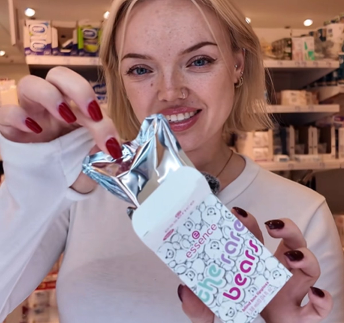 Beim Auspacken des Essence-Produkts erwartet einen eine Überraschung.