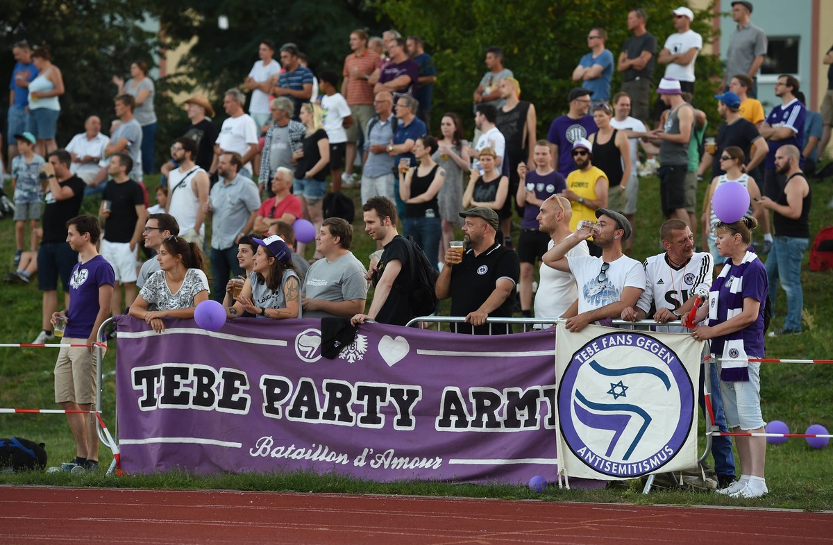 Fussball, Herren, Saison 2016/17, NOFV-Oberliga Nord, VSG Altglienicke - Tennis Borussia 2:1, Fans von TeBe (Tennis Borussia) gegen Antisemitismus, 26.08. 2016,
Football men Season 2016 17 NOFV Obe ...