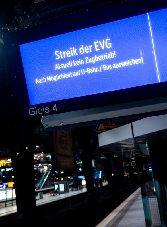 21.04.2023, Hamburg: &quot;Streik der EVG. Aktuell kein Zugbetrieb! Nach M�glichkeit auf U-Bahn / Bus ausweichen&quot; steht im Hauptbahnhof auf einer Anzeige. In Deutschland kommt am Freitagmorgen in ...