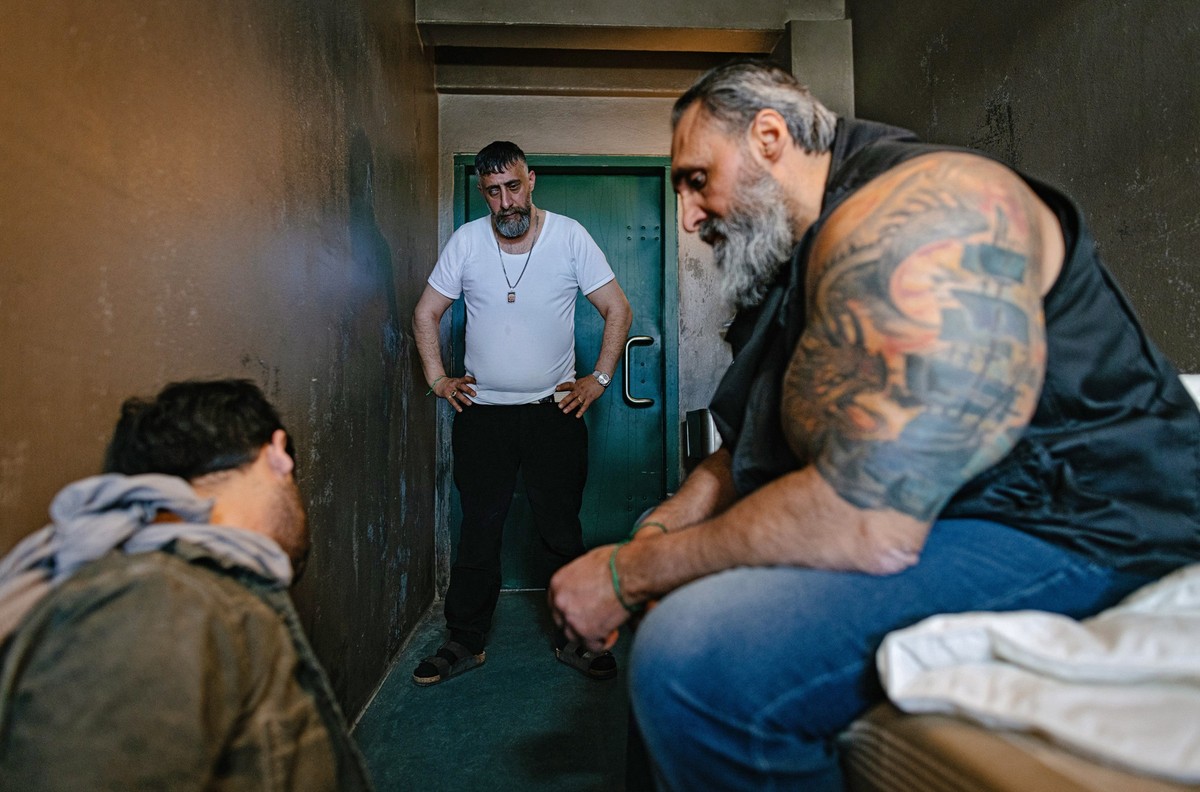 HANDOUT - 20.01.2023, ---: Die Kurden (Kida Khodr Ramadan, M, und Issa Alaaeddine) haben im Knast das Sagen - Szene der zweiten Folge "Kleine Häuser, große Familie" der Gangsterserie «Asbest ...