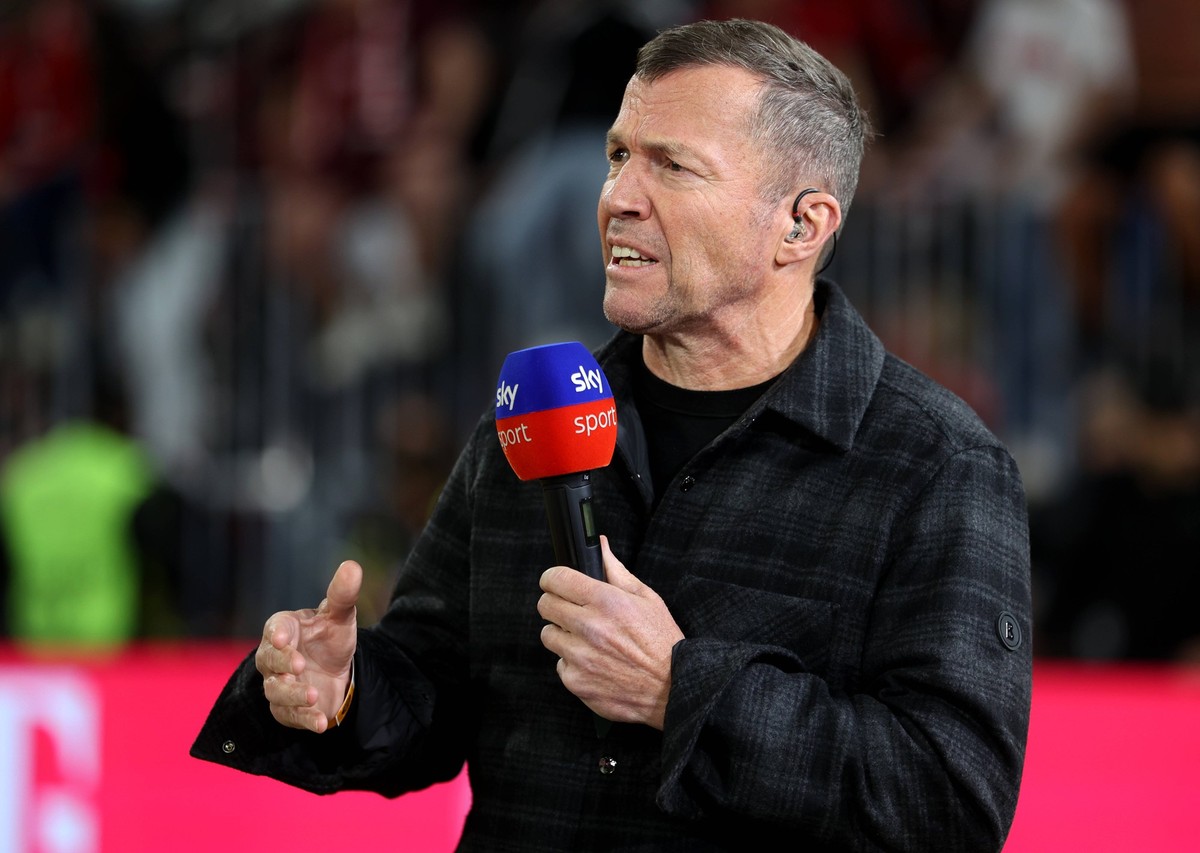 Fussball, Herren, Bundesliga, Saison 2024/2025, FC Bayern M�nchen - Borussia M�nchengladbach, Allianz Arena Lothar Matth�us im Gespr�ch, TV Experte Sky Kopf, Oberk�rper, Handbewegung DFB, DFL regulati ...