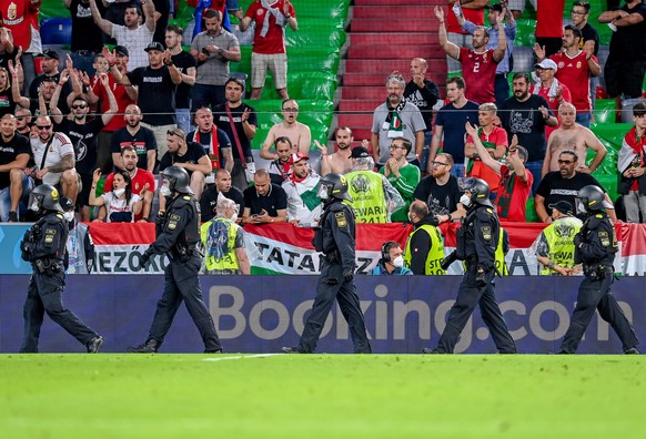 Polizei sammelt sich im Block der ungarischen Fans. GES/ Fussball/ UEFA Euro 2020: Gruppe F: 3. Spieltag: Spiel 36: Deutschland - Ungarn, 23.06.2021 Football / Soccer: UEFA Euro 2020: Group F: Matchda ...