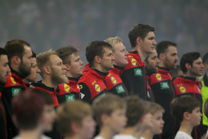 Für den Kampf um den Titel hat Bundestrainer Christian Prokop 16 Spieler ins Aufgebot berufen. Co-Trainer Alexander Haase stellt das Team und den Chefcoach vor.