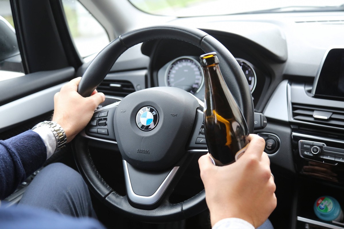 09.04.2023, Handenberg, AUT, Unterwegs in Oberösterreich, Themenbild, Verschiedene Themenbilder, im Bild Alkohol am Steuer, Lenkrad, Bier im Auto, Biertrinken beim fahren, Autofahren, Alkoholisiert, A ...