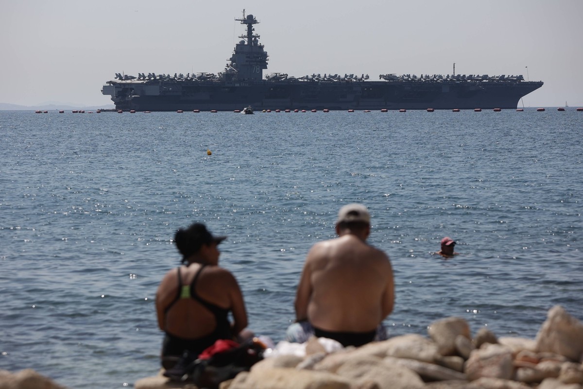 News Bilder des Tages Griechenland - Piräus, Der atomgetriebene Flugzeugträger der US-Marine, USS Gerald R. Ford, vor Faliro, Montag, 31. Juli 2023. Die 300 Meter lange Gerald R. Ford mit einer Besatz ...