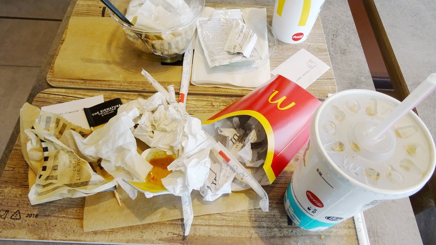 16.10.2018 Waldshut . Deutschland. Im Bild : Fastfood Mc Donalds Menue Abfall . Imbiss Schnellimbiss *** 16 10 2018 Waldshut Germany Pictured Fast Food Mc Donalds Menu Waste Snack Fast Food