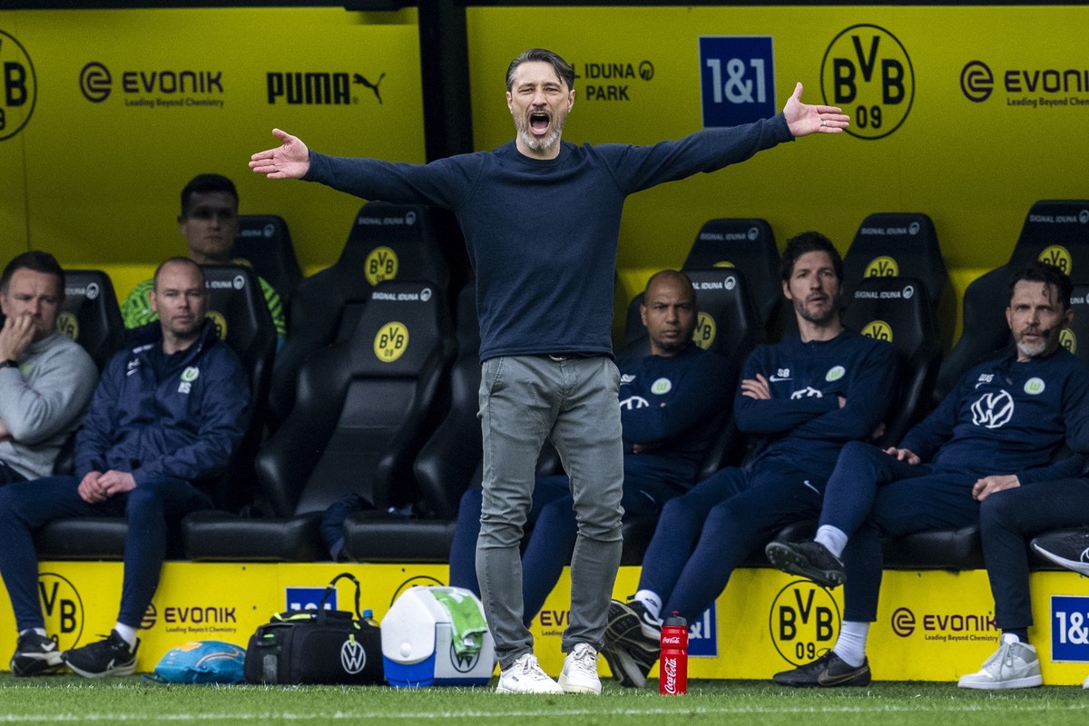 ARCHIV - 07.05.2023, Nordrhein-Westfalen, Dortmund: Fußball: Bundesliga, Borussia Dortmund - VfL Wolfsburg, 31. Spieltag, Signal Iduna Park: Wolfsburgs Trainer Niko Kovac beschwert sich. (zu dpa «Medi ...