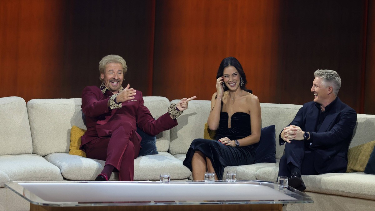 ZDF-Unterhaltungsshow Wetten dass.. - live aus Offenburg Moderator Thomas Gottschalk li. mit Bastian Schweinsteiger und Ehefrau Ana Ivanovic anl