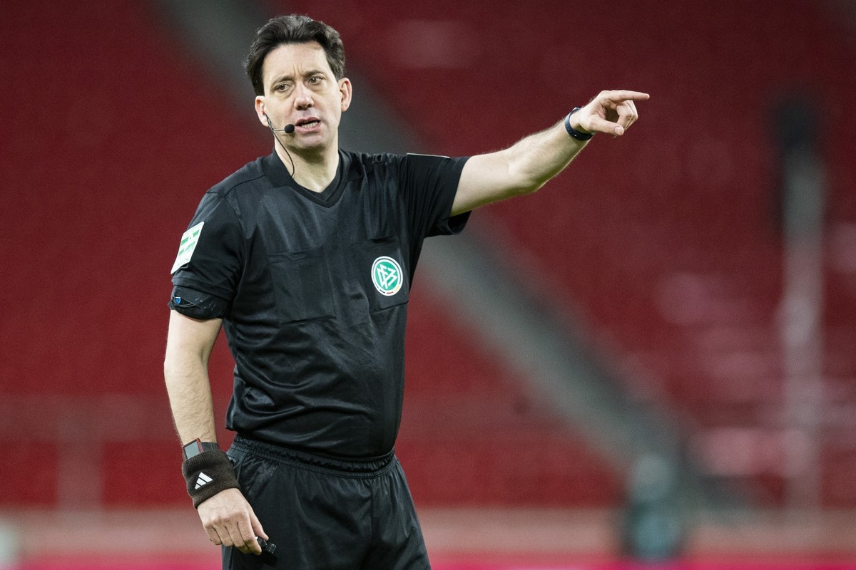ARCHIV - 07.05.2021, Baden-Württemberg, Stuttgart: Fußball: Bundesliga, VfB Stuttgart - FC Augsburg, 32. Spieltag in der Mercedes-Benz Arena. Schiedsrichter Manuel Gräfe gestikuliert. Nach den jüngst ...