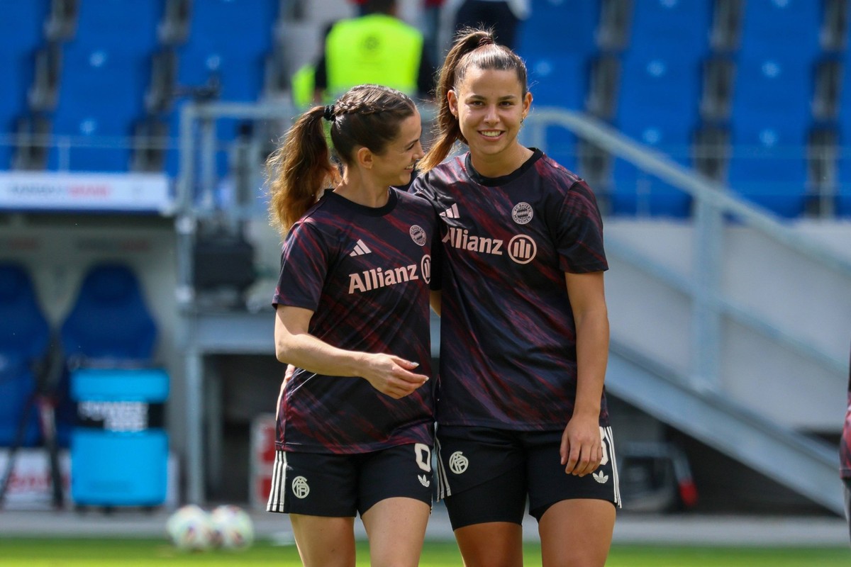 Karlsruhe, Deutschland 30. August 2025: DFB - Supercup - Frauen - 2025 / 2026 - FC Bayern M�nchen vs. VfL Wolfsburg Im Bild: v.li. Tuva Hansen FCB und Lena Oberdorf FCB beim Warm-Up vor dem Google Pix ...