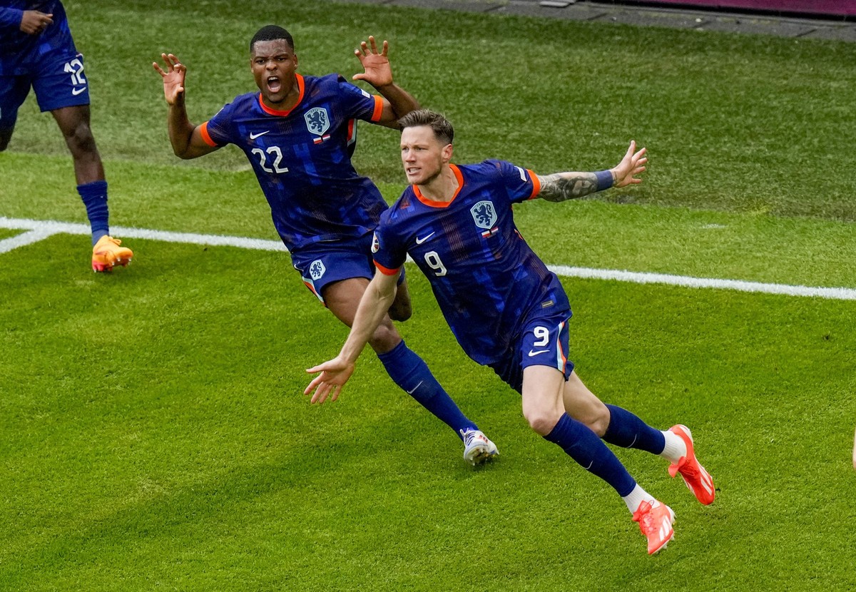 Wout Weghorst of the Netherlands, right, celebrates his side's second goal with his team mates during a Group D match between Poland and the Netherlands at the Euro 2024 soccer tournament in Hamb ...