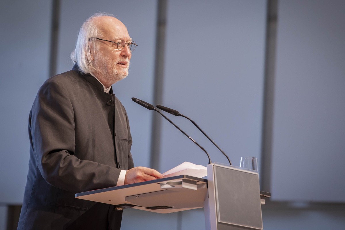 ARCHIV - 26.07.2021, Österreich, Salzburg: Laszlo Krasznahorkai, Schriftsteller aus Ungarn, hält eine Rede anlässlich seiner Auszeichnung mit dem &quot;Österreichischen Staatspreis für Europäische Lit ...
