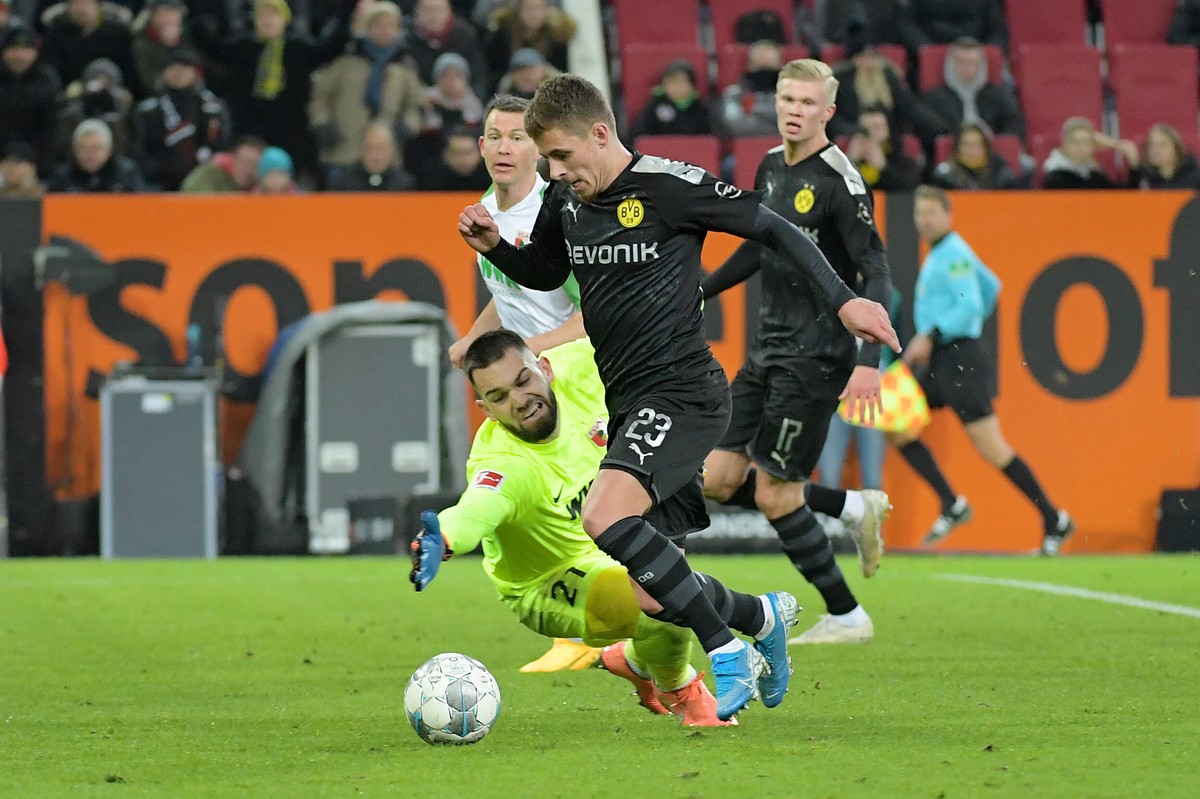 18.01.2020, xemx, Fussball 1.Bundesliga, FC Augsburg - Borussia Dortmund emspor, v.l. Tomas Koubek FC Augsburg und Thorgan Hazard Borussia Dortmund Zweikampf, Duell, Kampf, tackle DFL/DFB REGULATIONS  ...