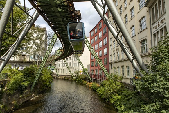 Die Wuppertaler Schwebebahn, Zug der neusten Generation 15, Innenstadt, kurz vor der Haltestelle Hauptbahnhof, Fahrt zwischen Wohnhäusern, Geschäften, über der Wupper, Wuppertal,