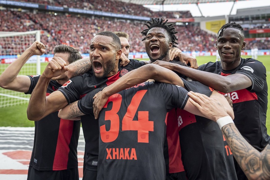 Sport Bilder des Tages 1. Bundesliga, Bayer 04 Leverkusen - SV Werder Bremen, 14.04.2024 Granit Xhaka Bayer 04 Leverkusen, 34 trifft zum 2:0, Jonathan Tah Bayer 04 Leverkusen, 4, Edmond Tapsoba Bayer  ...