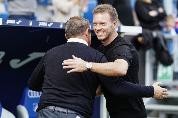 22.10.2022, Baden-Württemberg, Sinsheim: Fußball: Bundesliga, TSG 1899 Hoffenheim - Bayern München, 11. Spieltag, PreZero Arena. Münchens Trainer Julian Nagelsmann (r) und Hoffenheims Trainer Andre Br ...