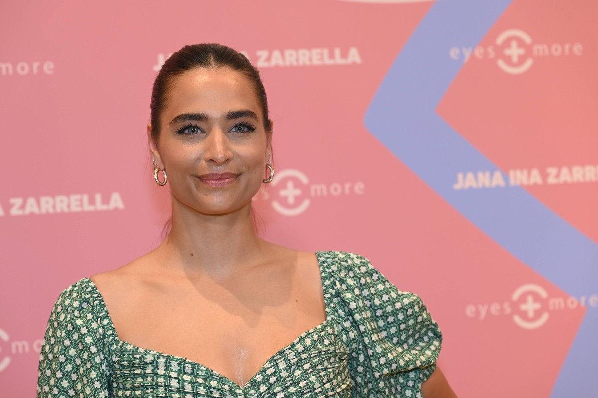 Amira Pocher kommt zur Vorstellung der ersten Jana Ina Zarrella Brillenkollektion f�r die Marke eyes more mit Party *** Amira Pocher comes to the presentation of the first Jana Ina Zarrella eyewear co ...