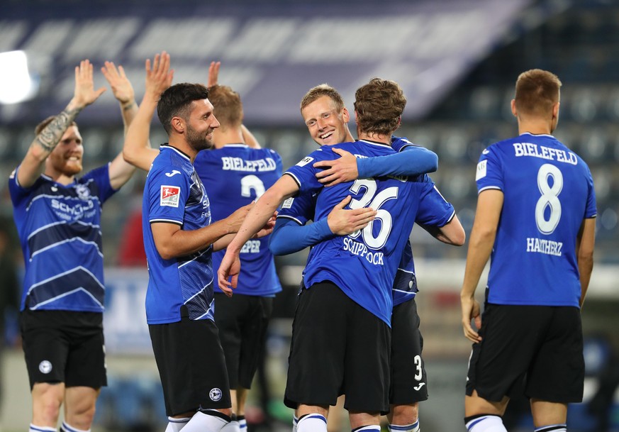In der Schüco Arena von Bielefeld feiern die Profis den Sieg gegen Dynamo Dresden am 28. Spieltag.