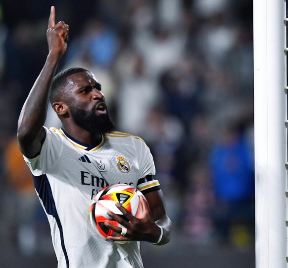10.01.2024, Saudi-Arabien, Riyadh: Fußball: Supercup, Spanien, Real Madrid - Atleico Madrid, Halbfinale im Al Awal Park Stadium: Antonio Rüdiger von Real Madrid feiert den ersten Treffer seiner Mannsc ...