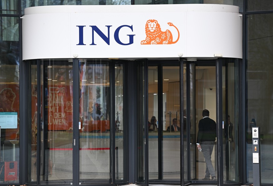 06.02.2025, Hessen, Frankfurt/Main: Ein Mann geht in der Zentrale der ING Deutschland durch eine Dreht