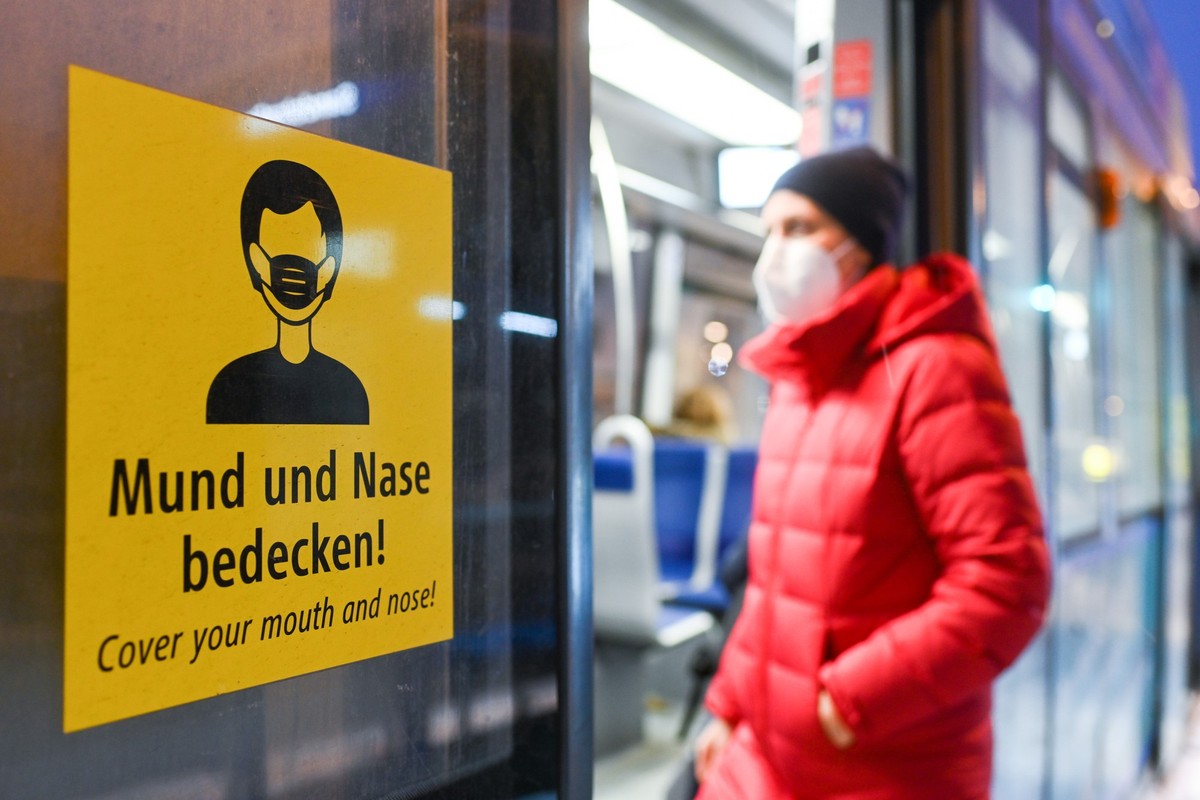 ARCHIV - 18.01.2021, Bayern, M�nchen: Eine Frau steigt mit FFP2-Maske in eine Trambahn ein. (zu dpa: �Politiker fordern Vorbereitung auf k�nftige Pandemien�) Foto: Tobias Hase/dpa +++ dpa-Bildfunk +++