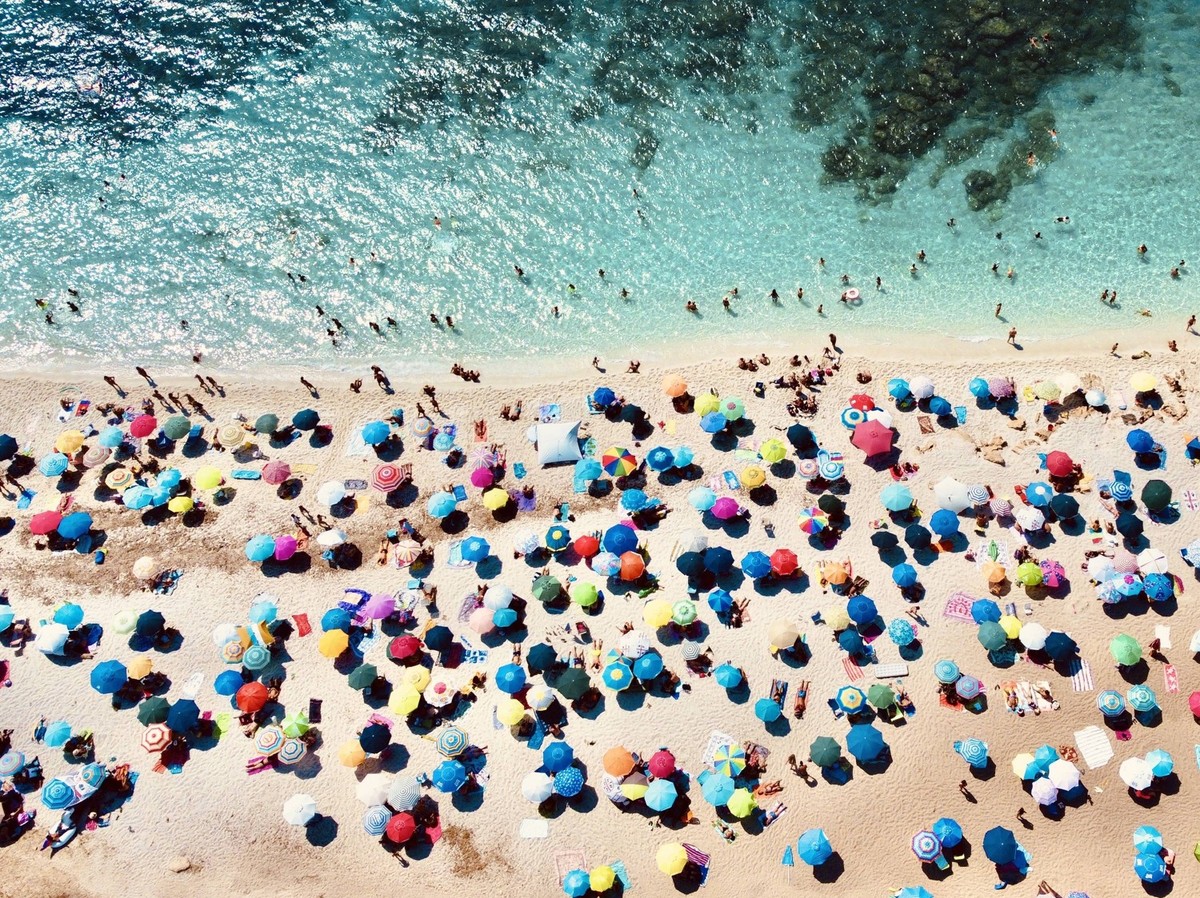05.06.2023 Strand in Sardinien, Italien, Europa Symbolbild für Besucherlimit, Regeln, Overtourism, Urlauber, Meer, Sonne, Sand, Erholung, Umweltschutz, Überfüllung, Massentourismus, Anwohnerproteste, ...