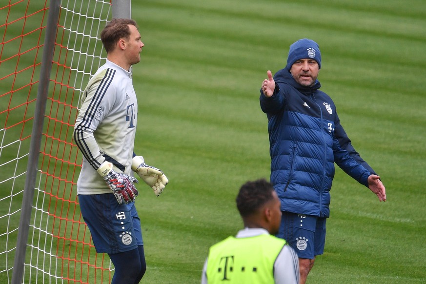 Hans Dieter Flick Hansi ,Trainer Bayern Muenchen Gestik,gibt Anweisungen, li: Manuel NEUER Torwart FC Bayern Muenchen. FC Bayern Muenchen Training in der Coronavirus Pandemie in Kleingruppen. Training ...