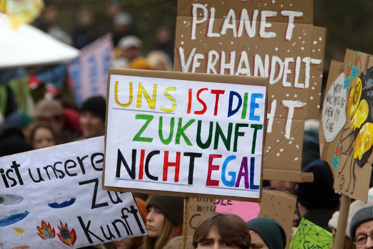 GLOBALER KLIMASTREIK AM 3. MÄRZ - GER, Germany, Deutschland, Berlin, 03.03.2023 - Berlin-Mitte: Mit einer weltweiten Protestaktion geht die Jugendbewegung FRIDAYS FOR FUTURE unterstützt von diversen g ...